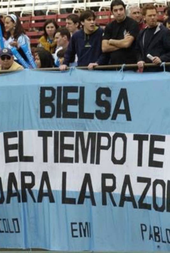 Manta con mensaje a Bielsa